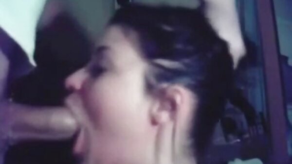 Titless brunette sex pot ធ្វើ​ឱ្យ​សុដន់​ដ៏​ស្រឡូន​របស់​នាង​រង​ការ​វាយ​ប្រហារ​ដោយ​ក្បាច់​ឆ្កែ​យ៉ាង​ខ្លាំង