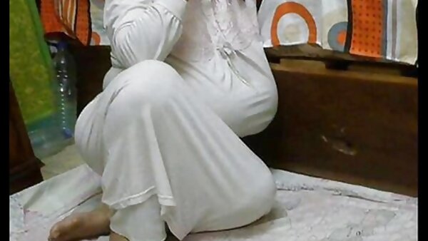 កូនមាន់តូចCloee C dildo ចាប់រន្ធគូថរបស់នាង ហើយញាប់ញ័រដោយប្រើម្រាមដៃលេង
